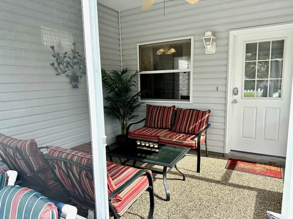 Beautiful 2/2 Dog Friendly Patio Villa w/BBQ & Close to Lake Sumter Landing!