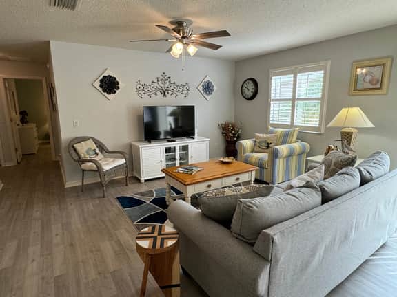 Charming Village of St. Charles Home Near Lake Sumter Landing