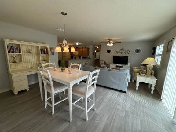 Charming Village of St. Charles Home Near Lake Sumter Landing