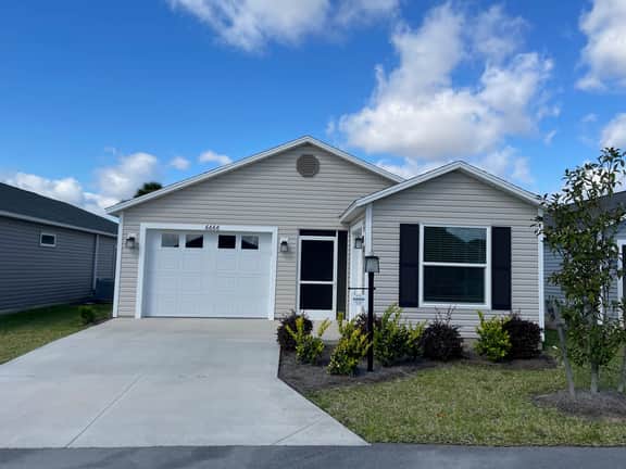 Charming home w/spacious kitchen, water view, enclosed lanai, & Pet Friendly