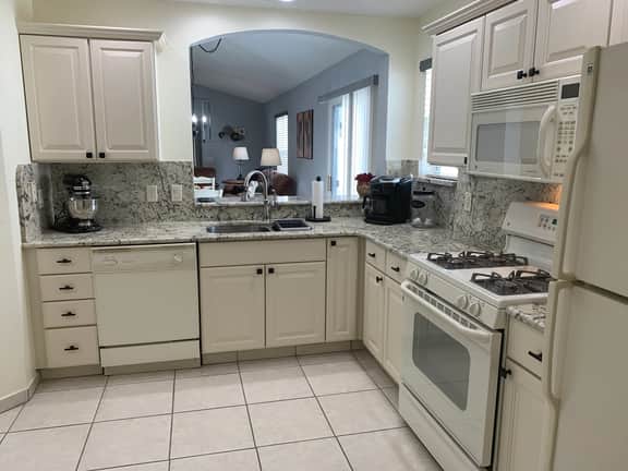 GREAT LOCATION!! 2 Bdrm 2 Ba Villa w/GOLF CART, FREE WIFI & BBQ