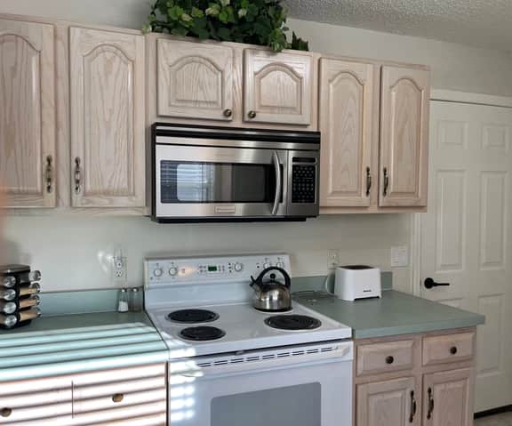 Cozy, pet-friendly in Village of De La Vista, golf cart, sunny & grill-ready.