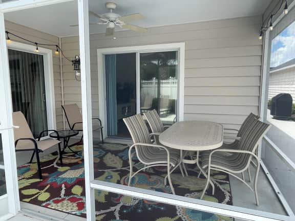 Location! Walk to Lake Sumter Landing! 3/2 Villa w/ Gas Golf Cart, BBQ & WiFi