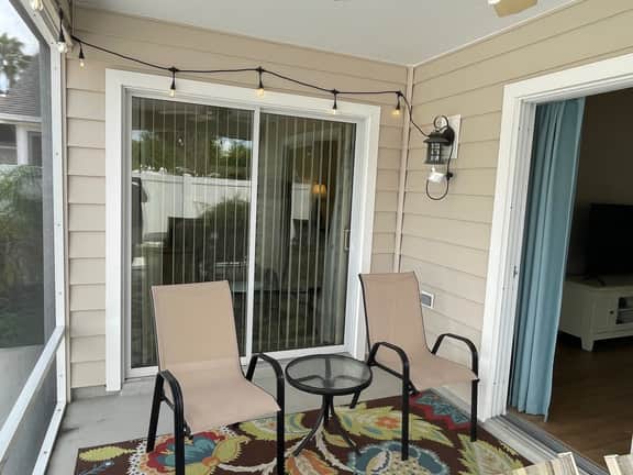 Location! Walk to Lake Sumter Landing! 3/2 Villa w/ Gas Golf Cart, BBQ & WiFi