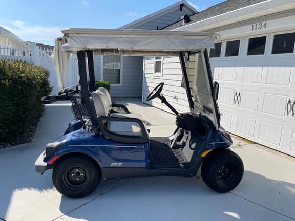 Walking distance to Lake Sumter Landing! Small Dog Friendly Villa w/Golf Cart