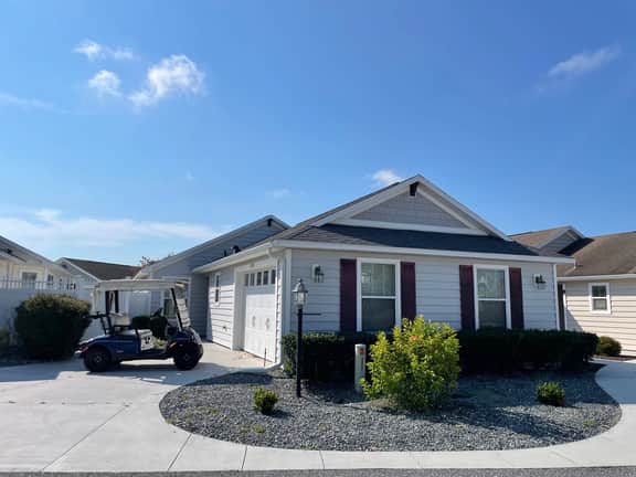 Walking distance to Lake Sumter Landing! Small Dog Friendly Villa w/Golf Cart