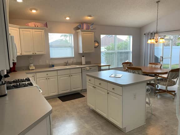 Amazing Location! Close To Lake Sumter Landing with gas Golf Cart, BBQ & WIFI