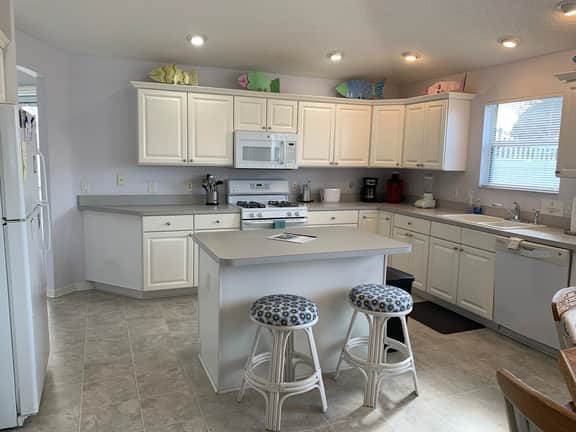 Amazing Location! Close To Lake Sumter Landing with gas Golf Cart, BBQ & WIFI