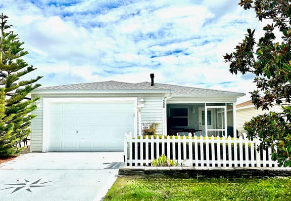 Beautiful 2/2 Dog Friendly Patio Villa w/BBQ & Close to Lake Sumter Landing!