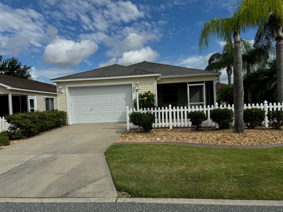 Charming Village of St. Charles Home Near Lake Sumter Landing