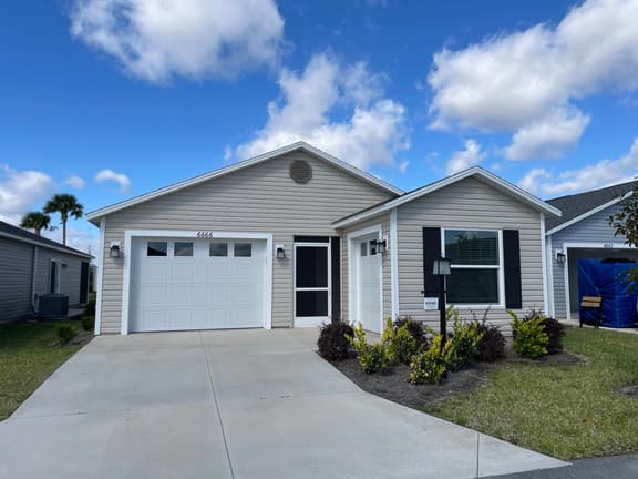 Charming home w/spacious kitchen, water view, enclosed lanai, & Pet Friendly