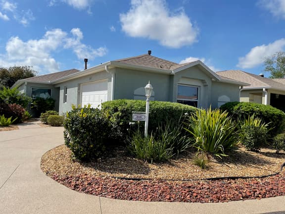 Beautiful 3 Bdrm Villa Close to Lake Sumter Landing with Free WiFi!