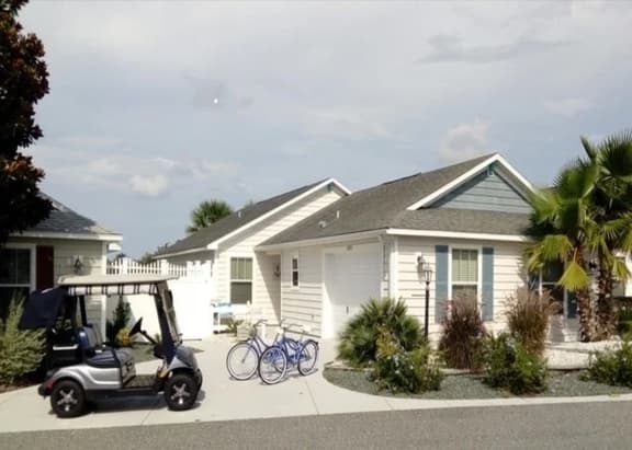 Close to Fun, Villa In Walking distance to Lake Sumter Landing w/Golf Cart!