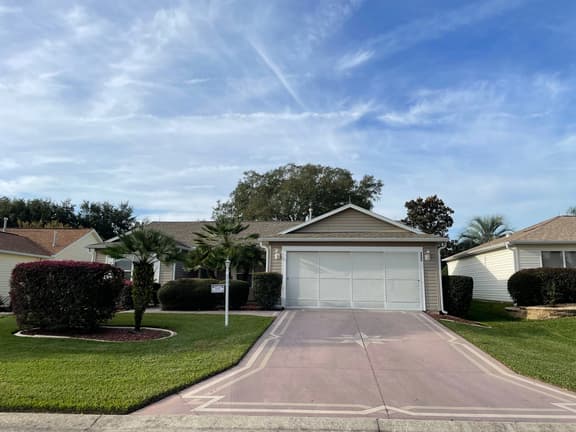 Chic Gem in The Villages - Modern Amenities & Prime Location! Call today!