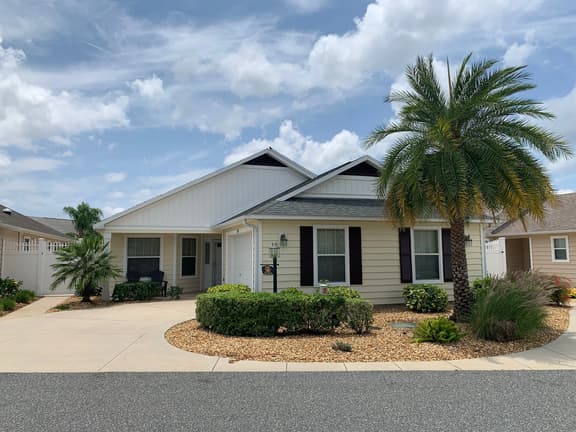 Walking Distance to Lake Sumter Landing! Bikes & BBQ Included!