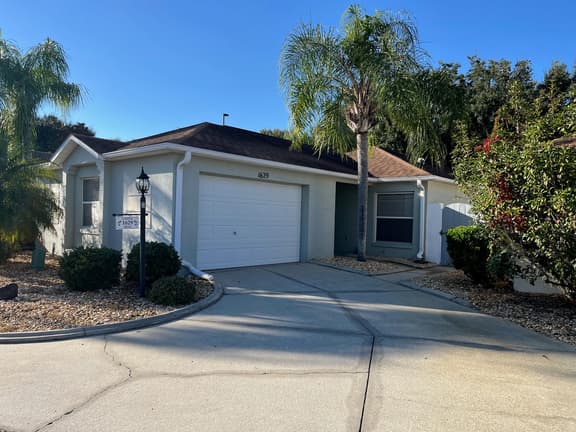 Cozy, pet-friendly in Village of De La Vista, golf cart, sunny & grill-ready.