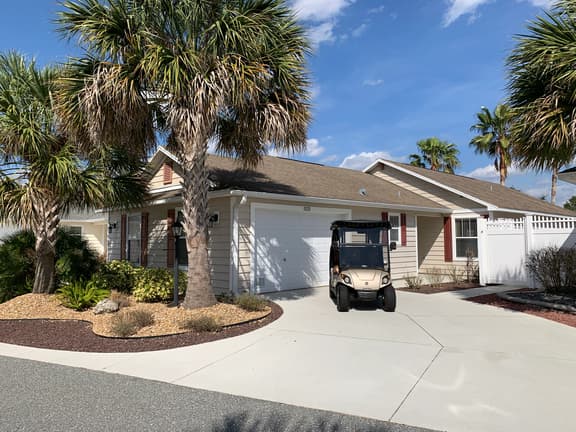 Location! Walk to Lake Sumter Landing! 3/2 Villa w/ Gas Golf Cart, BBQ & WiFi