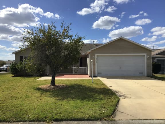 Beautiful 3/2 Home Close to Shopping w/BBQ Grill & WiFi!