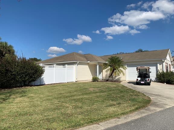 Amazing Location! Close To Lake Sumter Landing with gas Golf Cart, BBQ & WIFI