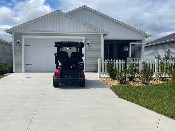 Stylish Shadybrook retreat with golf cart, bikes & Tesla charger!